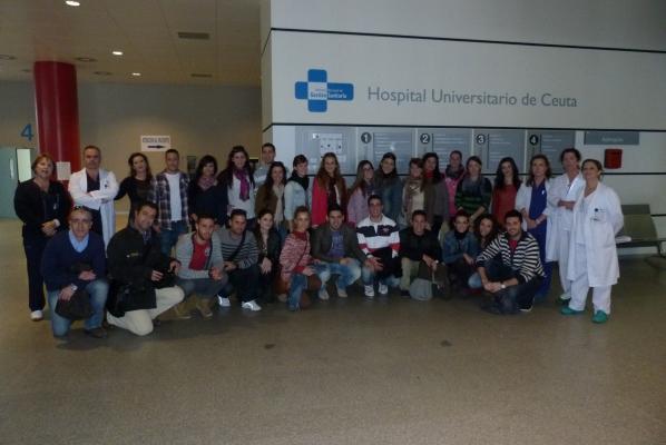 Fotografía grupo estudiantes de prácticas clínicas de la Facultad