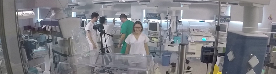 Imagen de sala de incubadoras con enfermeros en su interior